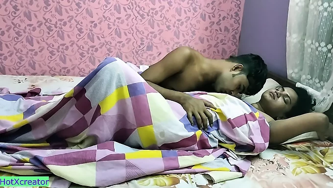 Gadis Desi dengan tetek besar semulajadi menikmati malam yang panas bersama pasangannya