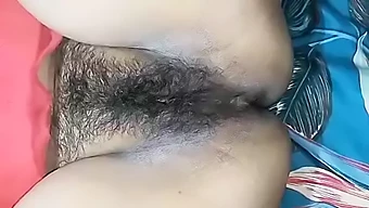 Hårete Desi Bhabhi suger og fingrer i POV