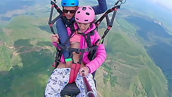 Mokrá a divoká: Paragliding s striekajúcou babou