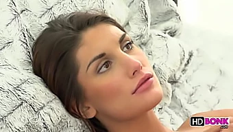 August Ames sensuella avsugning leder till intensiv anal penetration