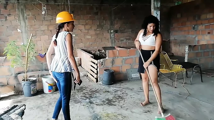 HD video lesbické trojky s brunetkou a Latinou