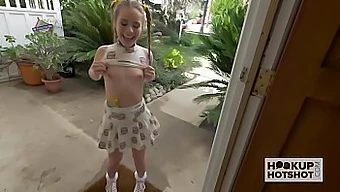 Uma linda adolescente encontra um cara da internet para uma foda áspera e hardcore.