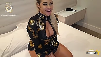 Blacked - Blonda roșcată și prietenii ei primesc sperma fierbinte